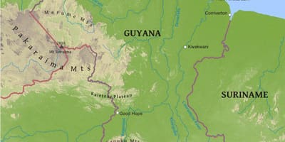 Mapa Guyany ukazuje nízké pobřežní pláně